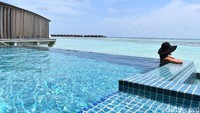 Overwater Villa Sunset dan Overwater Villa Sunrise pun memiliki fasilitas kolam renang di tiap kamarnya. Mau berenang langsung ke laut atau basah-basahan di kolam renangnya, silakan... (dok Istimewa)