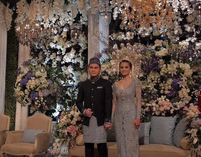 Acha Septriasa menjadi pengantin Minang cantik di hari besarnya dengan Vicky Kharisma. Kebaya berwarna biru lembut dari Vera Kebaya semakin menambah kesan mewah Suntiang di kepalanya. Foto: Dok. Instagram
