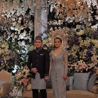 Acha Septriasa menjadi pengantin Minang cantik di hari besarnya dengan Vicky Kharisma. Kebaya berwarna biru lembut dari Vera Kebaya semakin menambah kesan mewah Suntiang di kepalanya. Foto: Dok. Instagram