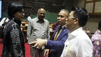 Sri Mulyani berbincang bincang dengan anggota Komisi XI usai rapat kerja.