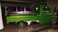 Kombinasi kedua warna itu terlihat di jok, dasbor, stir, doortrim, pilar atap hingga plafon. Selain yang telah disebutkan, bagian lain interior pun tak luput terkena lapis ulang MBtech. Dadan Kuswaraharja/detikcom.