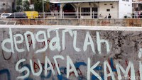Dengarkan suara kami salah satu bunyi coretan tangan tersebut.