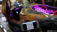 Semua fitur mobil dikendalikan lewat aplikasi di handphone android. Untuk membuka pintu pun tinggal mencolek aplikasi saja. Foto: Dadan Kuswaraharja
