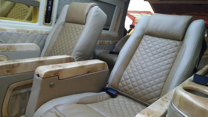 Intip Proses Modifikasi Interior Mobil Jadi Mewah