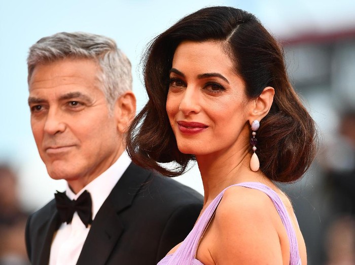 VENICE, ITALY - SEPTEMBER 02:  Amal Clooney and George Clooney walk the red carpet ahead of the Suburbicon screening during the 74th Venice Film Festival at Sala Grande on September 2, 2017 in Venice, Italy.  (Photo by Vittorio Zunino Celotto/Getty Images)