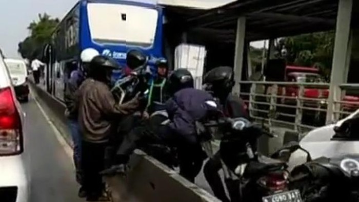 Takut Dirazia, Pengendara Ramai-ramai Gotong Motor dari Busway