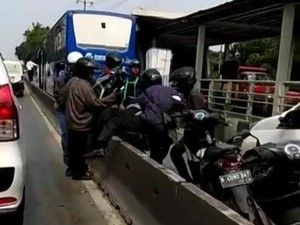 Takut Dirazia, Pengendara Ramai-ramai Gotong Motor dari Busway