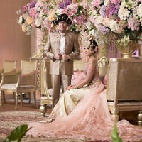 Kebaya pengantin adat Batak ala Zivanna Letisha tampil lebih manis dengan pilihan kebaya berwarna dusty pink dan emas. Tampilan kebaya pun tampak modern berkat aplikasi bahan transparan pada kebaya rancangan Intan Avantie. Foto: Dok. Instagram