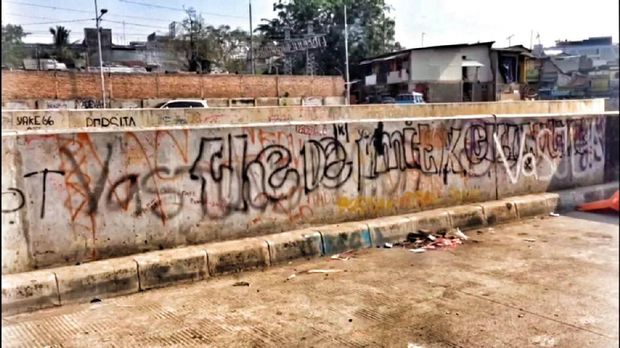 Coretan berasal dari cat semprot dengan berbagai warna 