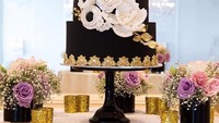 Jika wedding cake sebelumnya banyak menggunakan hiasan bunga berwarna cerah. Cake yang satu ini menggunakan perpaduan warna hitam, dengan ornamen emas dan hiasan bunga warna putih. Foto: Istimewa