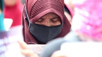 Seorang pendemo yang sebagian besar dari kalangan wanita itu tampak meneteskan air mata karena kekejaman rezim yang berkuasa dan membantai kaum muslim di Rohingya.