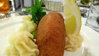 Chicken Kiev Ukraina dibuat dengan cara yang mirip dengan ayam dengan cordon bleu. Namun sebelum digoreng, mentega dimasukkan kedalam dada ayam untuk menambahkan rasa lezat. Foto: Istimewa