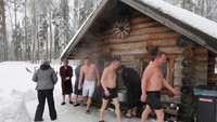 Saat berlari mereka akan mengenakan jubah mandi, kalau yang keluar dari sauna berbeda. Mereka akan mengenakan celana pendek (Ints Kalnins/Reuters)