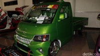 Mobil modifikasi tidak hanya asyik dilihat saja, tapi harus bisa dipergunakan sehari-hari. Itu yang dilakukan Ahmad Sholahudin pengusaha mebel dari Jepara, dengan mobil Daihatsu Gran Max pikap tahun 2015. Dadan Kuswaraharja/detikcom.