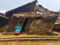 Gubuk Mak Cacih sebelum dirobohkan dan dibangun kembali