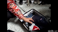 Salah satu yang dibawa adalah kaos hitam bertuliskan INDONESIA. Foto: Nur Indah/detikcom