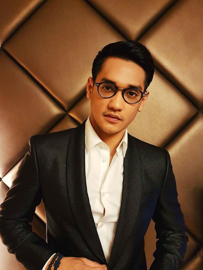 Afgan Syahreza dulu penampilannya selalu klimis, kini ia tampil beda setelah memelihara kumis tipisnya. Foto: Instagram