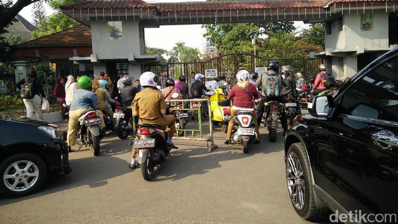 Usai Libur Panjang, PNS Pemkot Bekasi Dijemur karena Telat Usai Libur Panjang, PNS Pemkot Bekasi Dijemur karena Telat