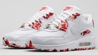 Sneaker putih Nike ini terinspirasi dessert Inggris, Eton Mess. Karenanya ada ilustrasi mirip meringue, whipped cream dan strawberry di atas permukaan sepatu. Foto: Istimewa