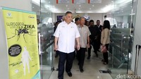 Sofyan Basir berkeliling rumah sakit.
