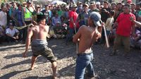 Tarung ojung ini mensyaratkan pesertanya harus saling menyabet rotan