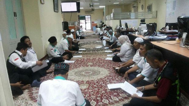 Doa bersama untuk muslim Rohingya dipimpin Menag Lukman Hakim Saifuddin. Menag mengatakan doa adalah salah satu cara umat Islam membantu sesama yang mengalami cobaan.