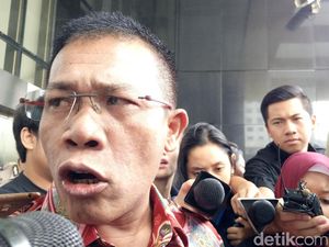 Bawa Koper, Wakil Ketua Pansus Angket Masinton Minta Ditahan KPK