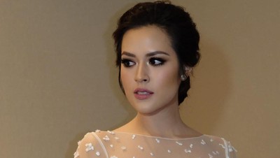 Seperti Meghan, 5 Artis Ini Cantik Bermakeup Natural saat Nikah