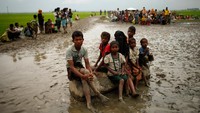 Anak-anak tampak kelelahan. REUTERS/Mohammad Ponir Hossain.