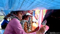 Mereka meminta Presiden Joko Widodo menghentikan pabrik semen yang masih beroperasi di tempat tinggalnya.