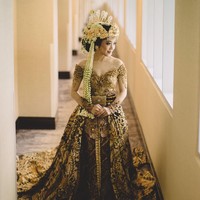 Karina Salim tampil cantik dengan kebaya emas rancangan Anne Avantie yang tampak megah dengan tambahan tail dari kain batik. Penampilan pengantin pun tampak lebih mewah dengan atribut ala pengantin Sunda di hari besarnya. Foto: Dok. Instagram