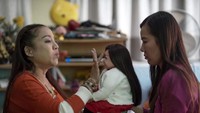 Boneka ini nantinya dibawa ke Kuil Wat Bua Khwan di Nonthaburi, Thailand untuk didoakan. Jadi nanti jangan kaget melihat orang-orang sembahyang dan berdoa sambil memegang boneka (Patpicha Tanakasempipa/Reuters)