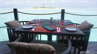 Restoran di Club Med Finolhu Maldives menghadap ke lautan biru jernih. Siapa yang tak tergoda untuk makan di sini? (Afif Farhan/detikTravel)