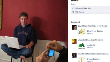 Tangan Chan saat menjepret Zuck. Saat pacaran, Chan mensyaratkan agar Zuck meluangkan waktu setidaknya sekali seminggu untuk berduaan dan ia dilarang mengurus Facebook pada saat itu. Foto: istimewa