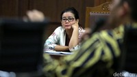 Miryam mendengarkan kesaksian Farhat Abbas.