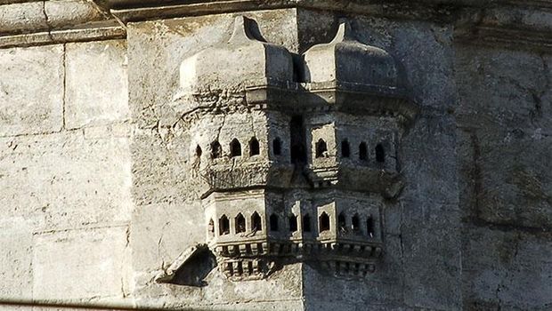 Sejak zaman kekaisaran Ottoman, sejumlah orang membangun istana mini untuk burung-burung. Istana miniatur tersebut masih terpelihara hingga kini.