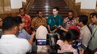 Perwakilan masyarakat adat Papua memberikan keterangan pers usai pertemuan. (Kementerian ESDM).