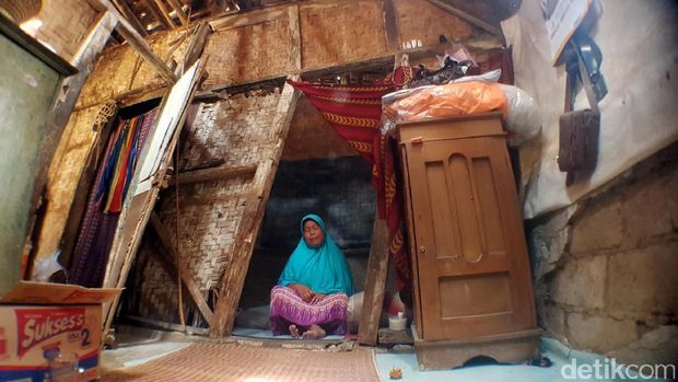 Gubuk miring Mak Cacih / 