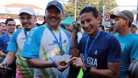 Sandiaga Uno menunjukan medali usai mengikuti lari tersebut. Foto: dok. Peruri