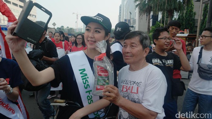 Bagi-bagi Oli Gratis di Bundaran HI