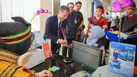 Wakil Direktur Utama BRI Sunarso turut langsung memberikan bunga kepada salah satu nasabah di kantor cabang BRI Radio Dalam. Foto: dok. BRI