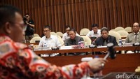 Seingat saya OTT itu adalah tertangkapnya seseorang yang sedang melakukan tindak pidana. Atau yang segera, ada teriakan orang, ujar Ketua Umum IKAHI Suhadi dalam rapat.