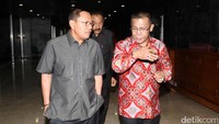 Wakil Ketua Pansus Angket KPK Masinton Pasaribu bersama perwakilan Ikatan Hakim Indonesia, Persatuan Jaksa Indonesia, dan Ikatan Sarjana dan Profesi Kepolisian berjalan menuju ruang rapat.