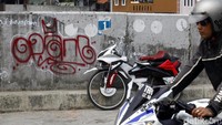 Vandalisme itu membuat kawasan ini tampak kumuh.