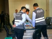 Polisi Geledah Kantor First Travel Di Sidoarjo