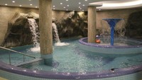 Kolam renang hotelnya merupakan kolam renang indoor. Ada yang khusus untuk dewasa dan anak-anak. Inilah potret kolam renang yang khusus anak-anak terdapat air terjun buatan serta air mancur (Dok. Korea Konsult)