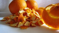 Kulit jeruk juga mengandung nutrisi yang luar biasa. Bagian empelur, atau bagian benang putih yang menutupi permukaan buah, mengandung herperidin, fitnoturien yang terbukti dapat menurunkan kolestrol darah, mengurangi tekanan darah, dan mengurangi peradangan. Bagian empelur serta kulit jeruk mengandung pektin, sejenis serat yang memberi rasa kenyang. Foto: Istimewa