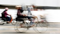 Para ojek sepeda tetap bertahan, meski kini harus bersaing dengan ojek online dan ojek pangkalan.