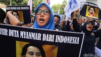 Para pendemo tampil membawa sejumlah atribut.