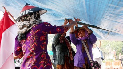 Potret Petani Kendeng Demo di Depan Istana